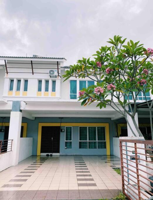 Spacious Cozy Lakeville Homestay 4 Bedrooms All With Aircond Seri Iskandar Bagian luar foto