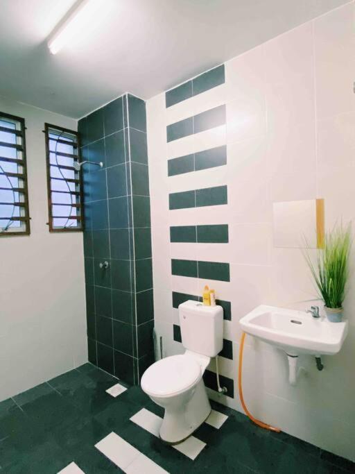 Spacious Cozy Lakeville Homestay 4 Bedrooms All With Aircond Seri Iskandar Bagian luar foto
